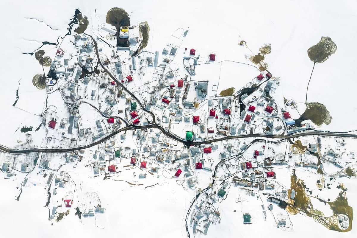 The aerial picture was captured in the village of Kargapazari in Bingol, Turkey. The marvelous picture shows how the village is covered with snow. 